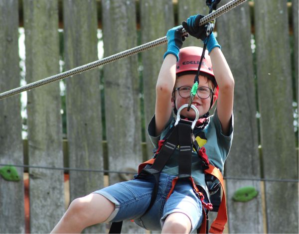 Kind hngt in der Schwebeanlage