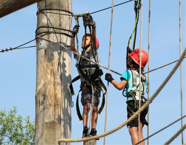 Zwei Kinder beim klettern im Park
