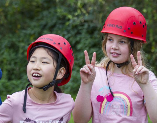 Zwei lachende Kinder mit Helm
