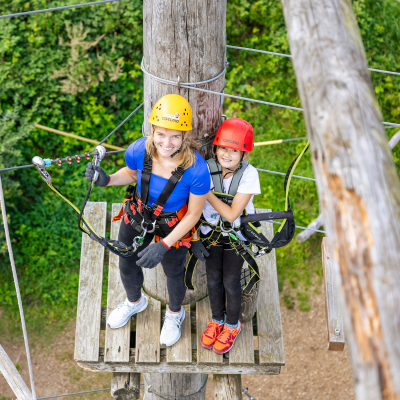 Zwei lachende Kinder mit Helm