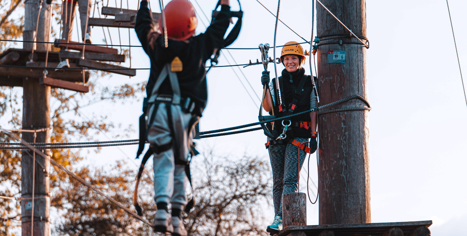 Kind mit Helm und Sicherung schaut in Kamera