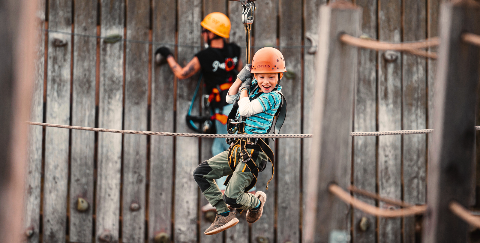 Kind balanciert in der Kletteranlage