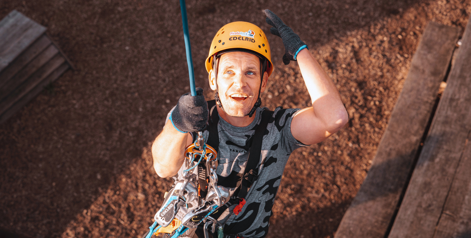 Junge Frau im Halbportrt beim klettern
