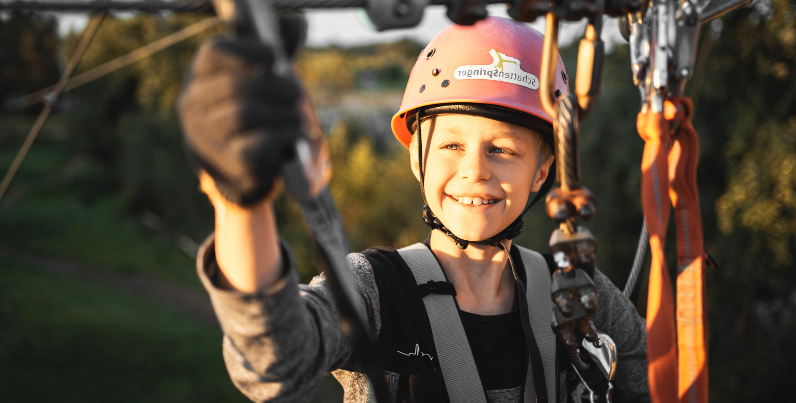 Halbportrt eines Jungen beim klettern