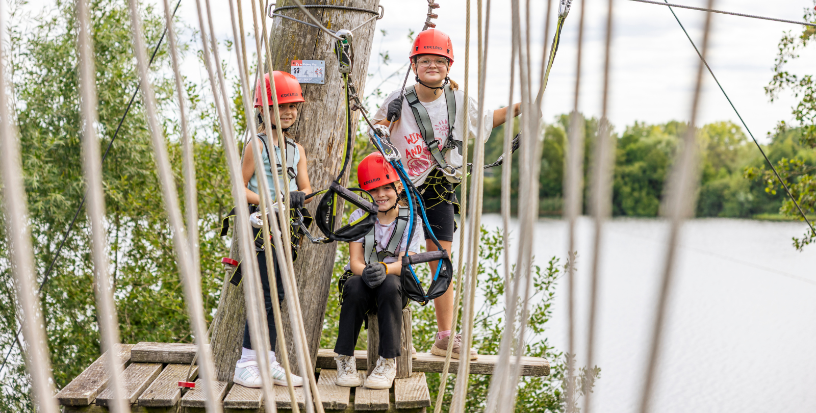 Panoramablick �ber die Kletteranlage mit mehreren Kindern und Jugendlichen beim klettern